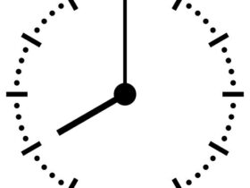 Jam 8 malam sering dianggap waktu santai setelah aktivitas panjang. Banyak orang mencari arti penting jam 8 malam dalam rutinitas harian. Apakah jam 8 malam waktu terbaik untuk istirahat, belajar, atau berkumpul? Dalam artikel ini, kita akan membahas makna jam 8 malam dari sisi kesehatan, produktivitas, dan kebiasaan. Saya juga akan membagikan opini berdasarkan pengalaman dan referensi ahli. Mengapa Jam 8 Malam Terasa Spesial? Jam 8 malam berada di antara waktu aktif dan waktu istirahat. Sebagian orang baru selesai bekerja pada jam ini. Sebagian lainnya sudah bersiap tidur. Karena itu, jam 8 malam punya peran unik dalam pola hidup. Menurut saya, momen ini menentukan kualitas sisa hari Anda. Jam 8 Malam dalam Pola Tidur Sehat Para ahli tidur menyarankan rutinitas malam yang konsisten. Jam 8 malam bisa menjadi waktu mulai memperlambat aktivitas. Tubuh mulai memproduksi melatonin saat cahaya berkurang. Jika Anda menenangkan diri sejak jam 8 malam, tidur lebih mudah datang. Kualitas tidur sangat dipengaruhi aktivitas sebelum tidur. Mengurangi Paparan Layar Banyak orang masih menatap layar pada jam 8 malam. Padahal, cahaya biru menghambat hormon tidur. Cobalah kurangi penggunaan ponsel setelah jam 8 malam. Langkah kecil ini berdampak besar pada kesehatan. Rutinitas Malam yang Disarankan Anda bisa membaca buku ringan. Anda bisa minum teh hangat tanpa kafein. Atau lakukan peregangan ringan. Rutinitas sederhana membantu tubuh lebih rileks. Jam 8 Malam untuk Keluarga Selain kesehatan, jam 8 malam juga waktu berkumpul. Banyak keluarga makan malam atau berbincang pada jam ini. Interaksi kecil memperkuat hubungan emosional. Menurut saya, jam 8 malam ideal untuk quality time. Tanpa distraksi, percakapan terasa lebih hangat. Membangun Kebiasaan Positif Biasakan diskusi ringan tentang hari yang telah berlalu. Tanyakan kabar anak atau pasangan. Kebiasaan ini menciptakan rasa aman. Hubungan yang sehat dimulai dari komunikasi rutin. Jam 8 Malam dan Produktivitas Tidak semua orang menganggap jam 8 malam sebagai waktu istirahat. Sebagian orang justru merasa lebih fokus pada jam ini. Suasana lebih tenang dibanding pagi atau siang. Karena itu, banyak pelajar belajar pada jam 8 malam. Namun, Anda tetap perlu batas waktu. Waktu Belajar yang Efektif Belajar pada jam 8 malam bisa efektif jika tubuh masih segar. Pastikan Anda sudah makan dan cukup istirahat. Hindari belajar terlalu larut hingga melewati tengah malam. Produktivitas tidak boleh mengorbankan kesehatan. Bekerja di Jam 8 Malam Beberapa profesi menuntut kerja malam. Freelancer sering memilih jam 8 malam untuk bekerja. Suasana sunyi membantu fokus. Namun, tetap atur waktu tidur secara disiplin. Jam 8 Malam dalam Perspektif Psikologi Secara psikologis, jam 8 malam sering menjadi waktu refleksi. Orang mulai mengevaluasi hari yang telah dijalani. Perasaan tenang atau cemas sering muncul. Karena itu, penting mengisi jam 8 malam dengan aktivitas positif. Saya percaya kebiasaan malam memengaruhi kondisi mental. Menghindari Overthinking Banyak orang overthinking pada jam 8 malam. Pikiran terasa lebih aktif saat suasana sunyi. Alihkan perhatian dengan kegiatan ringan. Menulis jurnal bisa membantu meredakan pikiran. Jam 8 Malam dan Kebiasaan Digital Media sosial sering ramai pada jam 8 malam. Banyak orang online setelah selesai aktivitas. Hal ini memicu konsumsi konten berlebihan. Jika tidak dikontrol, waktu bisa terbuang sia-sia. Saya sarankan batasi penggunaan media sosial. Digital Detox di Jam 8 Malam Cobalah menetapkan aturan tanpa gawai. Matikan notifikasi setelah jam 8 malam. Fokus pada diri sendiri dan keluarga. Langkah ini meningkatkan kualitas hidup. Apakah Jam 8 Malam Waktu Terbaik untuk Olahraga? Sebagian orang berolahraga pada jam 8 malam. Olahraga ringan masih aman dilakukan. Namun, hindari latihan intens sebelum tidur. Tubuh membutuhkan waktu untuk menurunkan detak jantung. Jika terlalu dekat dengan waktu tidur, kualitas istirahat menurun. Jam 8 Malam dalam Budaya Masyarakat Di beberapa daerah, jam 8 malam masih dianggap awal malam. Aktivitas sosial masih berlangsung. Namun, di kota besar, jam 8 malam sering menjadi waktu pulang. Perbedaan budaya memengaruhi kebiasaan ini. Karena itu, makna jam 8 malam bisa berbeda bagi setiap orang. Cara Mengoptimalkan Jam 8 Malam Pertama, tentukan tujuan Anda. Apakah ingin istirahat, belajar, atau berkumpul? Kedua, buat rutinitas konsisten. Ketiga, hindari aktivitas yang merusak kualitas tidur. Konsistensi lebih penting daripada durasi. Membuat Jadwal Malam Tuliskan aktivitas rutin pada jam 8 malam. Contohnya membaca 20 menit. Atau berbicara dengan keluarga 30 menit. Jadwal sederhana membuat hidup lebih terarah. Dampak Jam 8 Malam pada Kesehatan Jangka Panjang Kebiasaan malam memengaruhi kesehatan fisik dan mental. Tidur cukup meningkatkan daya tahan tubuh. Sebaliknya, begadang rutin menurunkan fokus. Jam 8 malam bisa menjadi titik awal perubahan. Saya melihat banyak orang sukses menjaga rutinitas malam. Mereka disiplin mengatur waktu istirahat. Jam 8 Malam dan Anak-Anak Untuk anak-anak, jam 8 malam sering menjadi waktu tidur. Anak membutuhkan tidur lebih panjang. Orang tua perlu konsisten menetapkan jadwal. Kebiasaan ini membantu perkembangan optimal. Disiplin sejak kecil berdampak hingga dewasa. Kesimpulan: Jam 8 Malam Menentukan Kualitas Hari Anda Jam 8 malam bukan sekadar angka di jam. Waktu ini bisa menjadi momen istirahat, refleksi, atau produktivitas. Pilihan Anda menentukan dampaknya. Jika Anda mengelolanya dengan baik, kualitas hidup meningkat. Mulailah dari kebiasaan kecil malam ini. Karena perubahan besar sering dimulai dari satu jam sederhana.